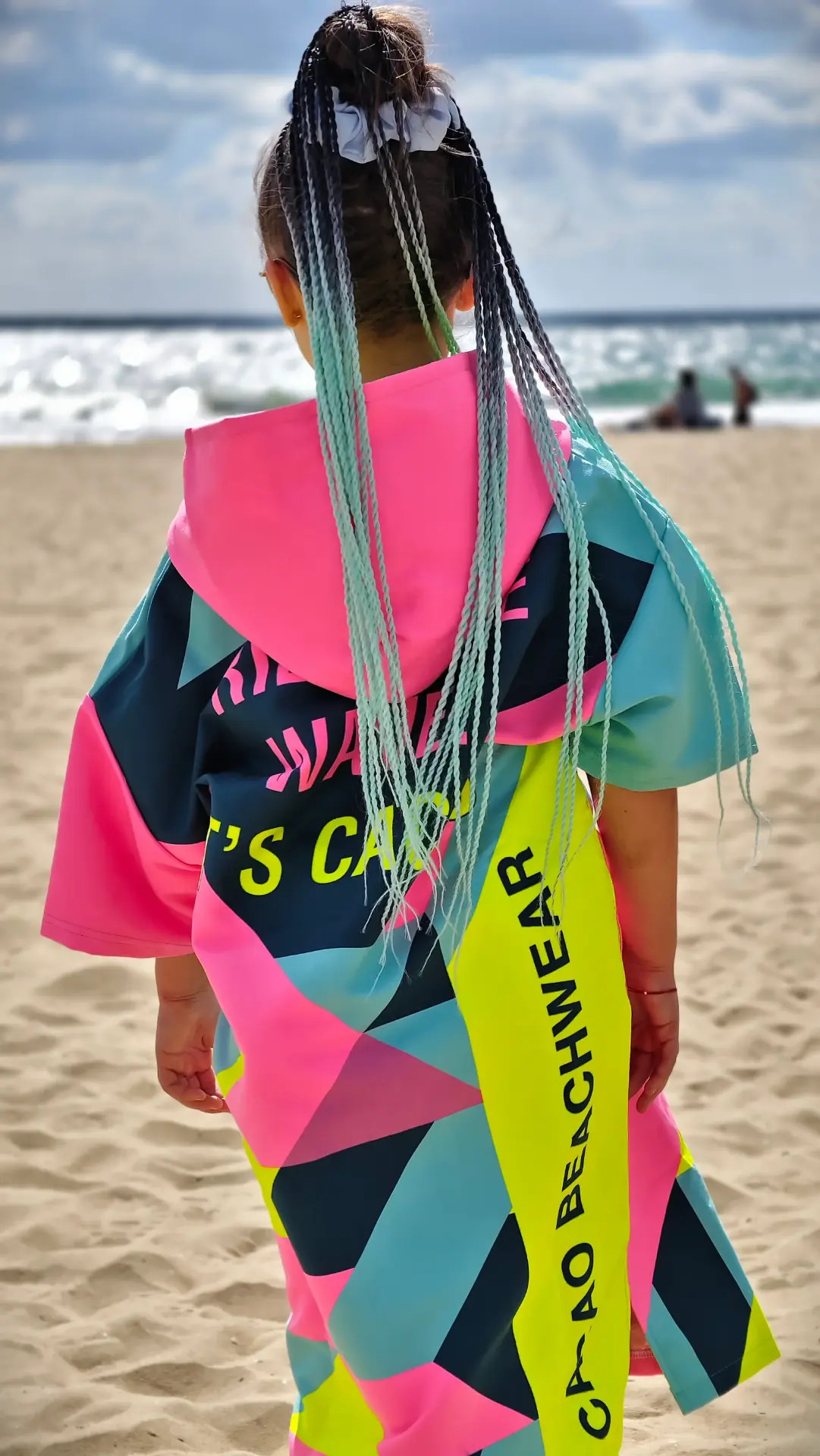 Гръб на детско пончо CACAO Beachwear с геометричен принт